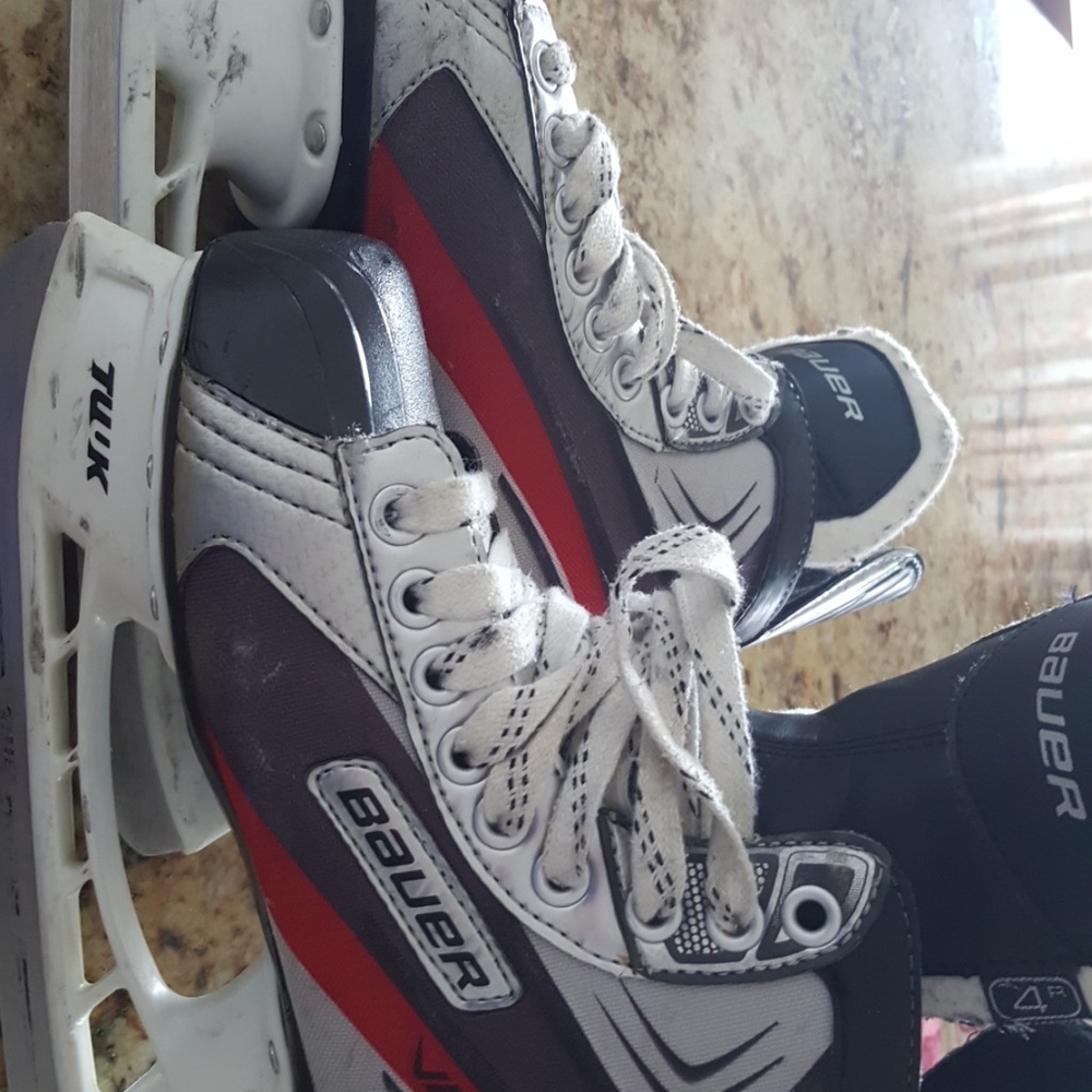 Ice hockey skates